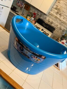 Igloo Blue Plastic Party Tub with Built-In Handles